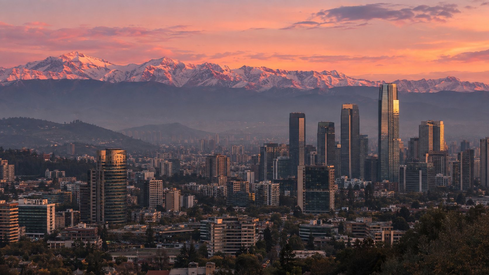 Skyline de Santiago de Chile con la cordillera de los Andes al atardecer