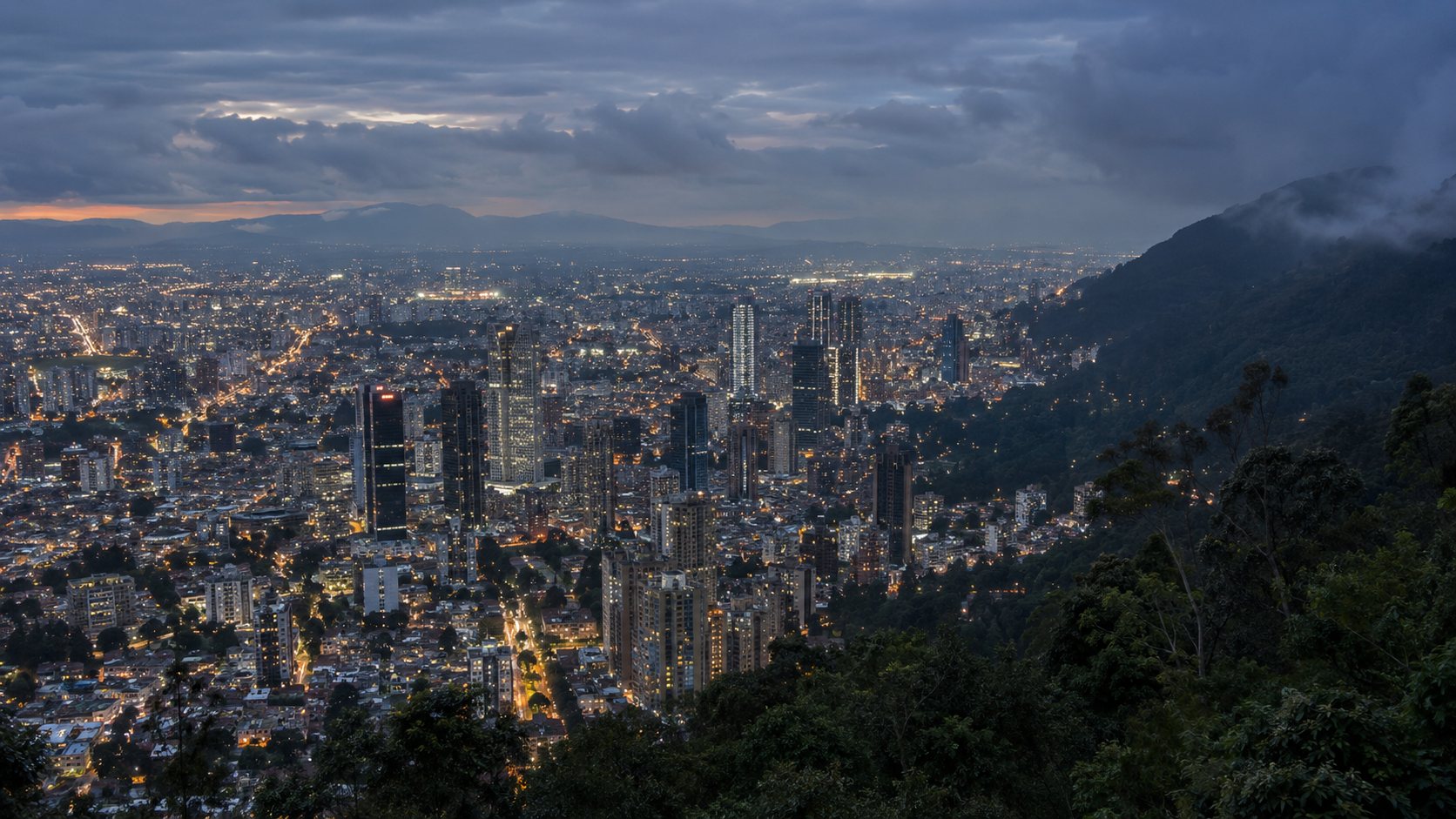 Bogotá vista desde los cerros orientales al anochecer