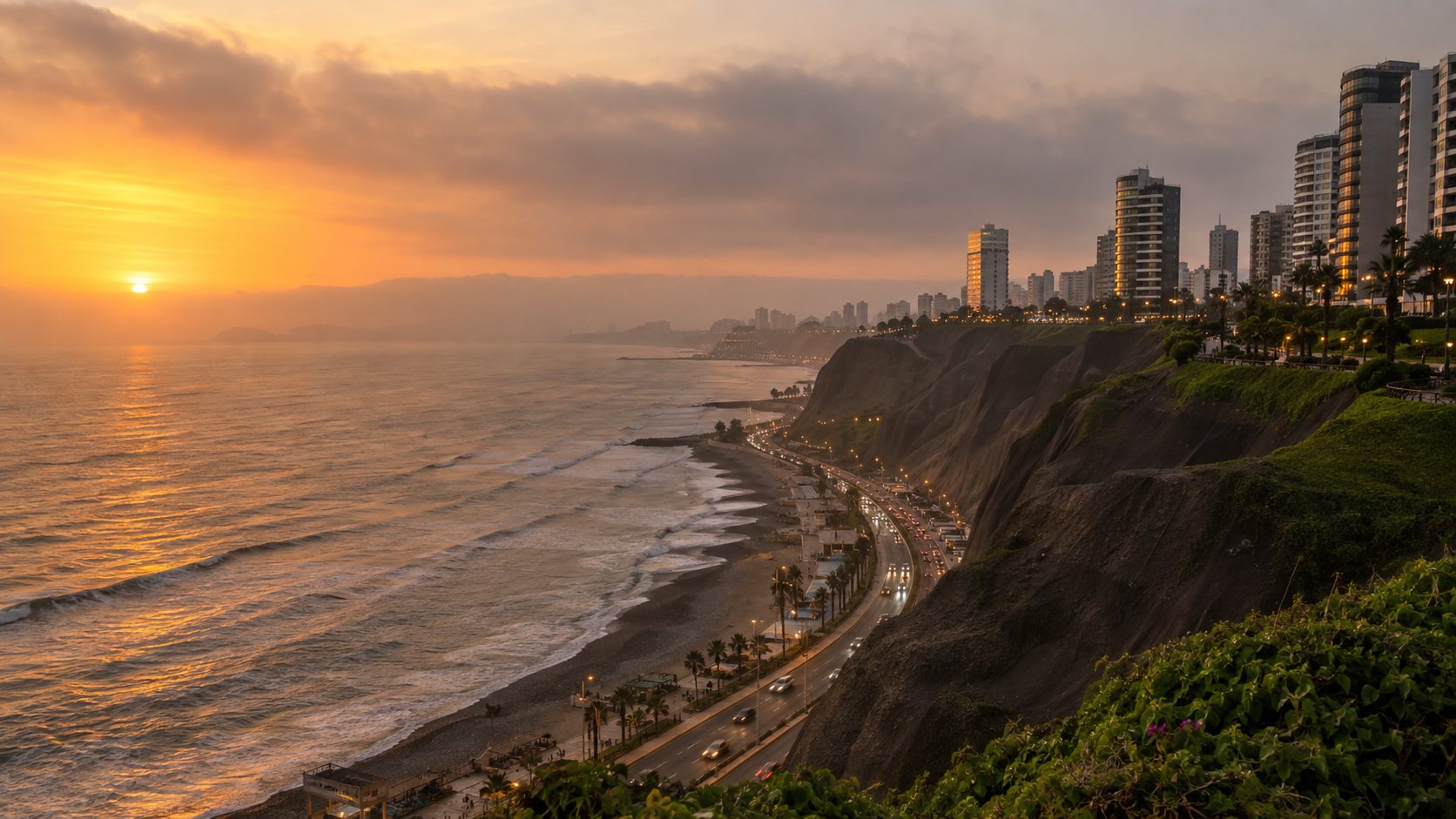 Costa de Lima desde los acantilados de Miraflores al atardecer